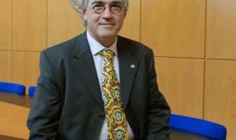 Da Elvis a Einstein: un barese colleziona 3200 cravatte con i volti dei miti